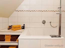 Bei unseren hornbach musterbädern ist was für dich dabei. Badezimmer Mit Dachschrage Moderne Badewanne Mit Tur Bader Seelig