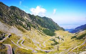 „se lucrează intens astfel încât şoseaua să fie gata cât mai repede pentru redeschiderea circulaţiei, anunţă miercuri, 13 iunie, direcţia regională de drumuri şi poduri braşov. CirculaÅ£ia Pe TransfÄgÄrÄsan Va Fi InchisÄ SambÄtÄ Intre Barajul Vidraru Si Balea Lac Stirileprotv Ro