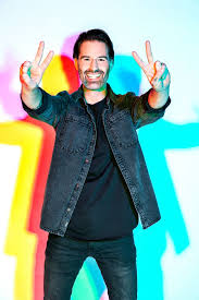 Sean dhondt 39 ordinary 39 liefde voor muziek. The Voice Presentator Sean Dhondt Dat Zo N Coronaveilige Opname Op Tv Soms Wringt Kan Ik Niet Ontkennen Showbizz Hln Be