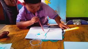 Finger painting atau menggambar dengan jari adalah teknik melukis dengan jari tangan secara langsung tanpa menggunakan bantuan alat. Lukis Tiup Untuk Anak Taman Kanak Kanak Dan Kelompok Bermain Paud Youtube