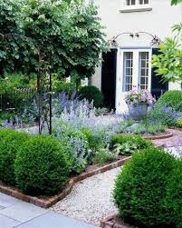 Romantisch Such Incredible Kerb Appeal This Front Garden Has It All So Incredibly Beautiful Obviously Carefully Pla Garten Vorgartengestaltung Vorgarten
