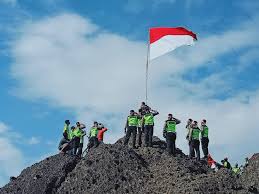 Keren a rescue bentangkan bendera merah putih raksasa di gunung api purba. Gelorakan Semangat Nasionalisme Kapolres Sukoharjo Kibarkan Bendera Merah Putih Di Gunung Sepikul Tribrata News Jawa Tengah