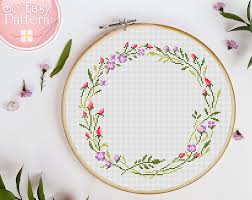 Here's a new floral wreath that i did as a practice piece. Floral Wreath Cross Stitch Pattern Pdf Flower Cross Stitch Modern Xstitch Chart Floral Needlepoint Design Cross Stitch Flowers Hoop Art Kanavice Ornekleri Kanavice Kagit Cicek