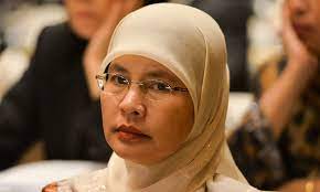 Just yesterday (6th may), datuk tengku maimun tuan mat was officially sworn in as malaysia's new chief justice (cj), also making her the first female cj in malaysia's history. Malaysia Gets Its First Woman Chief Justice Tengku Maimun