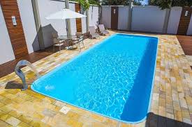 Piscina De Fibra Pequena 34 Ideias Com Precos E Fotos Digitei Piscinas De Fibra De Vidro Piscina De Fibra Borda De Piscina