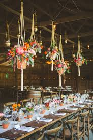 Mesita noche de estilo vintage moderno, con 1 cajón y una puerta abatible, con tiradores de diseño clásico. Decoracion Vintage Para Bodas 27 Ideas Clasicas