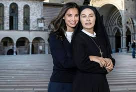Non è stato poi molto difficile, visto che seppure pierpaolo spollon e diana del bufalo, i cui emiliano e monica in che dio ci aiuti 6 sono molto vicini, sembrino due persone molto simili pare. Che Dio Ci Aiuti 6 Anticipazioni Ultima Puntata Imprevisti E Colpi Di Scena