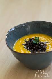 Herbst Blues Karottensuppe Mit Meerrettich Und Belugalinsen Herbs Chocolate Karottensuppe Suppe Lebensmittel Essen