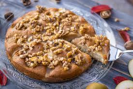 Für erste gehversuche beim backen ist er einfach genial, weil er immer gut wird, aber das beste ist, so. Saftiger Birnenkuchen Mit Karamellisierten Walnussen Simply Vegan