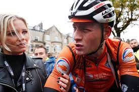 Eerst doet van der poel het verhaal van zijn val. Van Der Poel Verwijt Zichzelf Niets Na Ineenstorting In Finale Ik Was Ineens Leeg Wielrennen Ad Nl