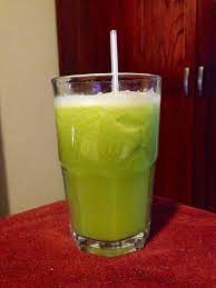 El Jugo De Hoy Fue Mas De Frutas Que De Vegetales Naranja Mandarina Guayaba Pepino Apio Limon Jengibre Suuuper Rico Jugosv Food Tableware Glassware