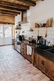 La Renovation D Une Ancienne Ferme A La Decoration Rustique Chic Planete Deco A Homes World Maison D Hotes Cuisine Rustique Cuisines Design