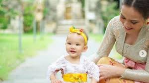 Nyimas shandy aulia or better known as shandy aulia (born in jakarta, indonesia on june 23, 1987) is an indonesian actress and model of mixed minahasan, palembang and minangkabau descent. Shandy Aulia Pakai Busana Tradisional Bali Baby Claire Curi Perhatian