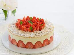Vanillesoße herstellen und die geschlagene sahne unterheben, den kuchen auf eine platte mit rand. Fraisier Oder Le Bagatelle Franzosische Erdbeertorte La Paticesse Der Patisserie Blog