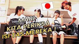 Di sekolah nya ternyata ga belajar tentang indonesia, gw. Bongkar Isi Tas Anak Cewe Sma Jepang Ternyata Isi Nya Beginian Youtube