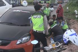Maybe you would like to learn more about one of these? Ketika Polisi Ogan Ilir Bantu Menambal Ban Mobil Warga Di Jalan