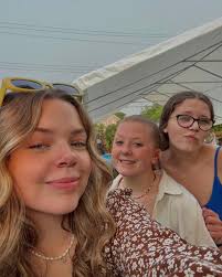 hey hey !! 🌞 my name is eden willis and i'm from chicago! i'm so excited  for the time at liberty this fall…so soon !! i love meeting new people,  listening to