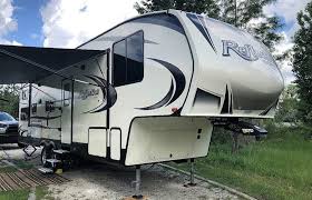 average weight of a fifth wheel trailer with 18 examples