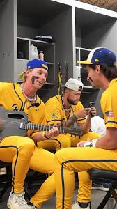 if anybody wants to know what we do before our games in the lockeroom, here  ya go 😂 , ., ., ., ., ., ., ., ., ., #countrymusic #covers #lockerroom  #teammates #daltonmauldin #drmeadows #savannahbananas ...