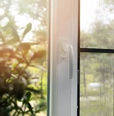 Ce store en bois vous permettra de tamiser la lumière extérieure, grâce à l'inclinaison de ses lames, tout en protégeant votre intimité. Moustiquaires Sur Mesure Fabrication Et Pose Miroiterie De Cognac