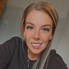 I love seeing all the beautiful decorations posted. I'd love to try making  my own arch can anyone please explain best way to do it/how to attach the  baubles etc. Thank you! |