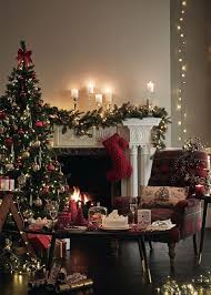 Traditionelle Weihnachtsdekoration Mit Britischen Marken Und Spencer Traditional Christmas Decorations Christmas Room Christmas Decorations Living Room
