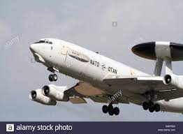 Das radar wird üblicherweise von flughäfen und militärischen aufklärungsanlagen genutzt, um flugobjekte aktiv aufzuspüren. Nato Boeing E 3 Awacs Sentry Radar Flugzeug Stockfotografie Alamy