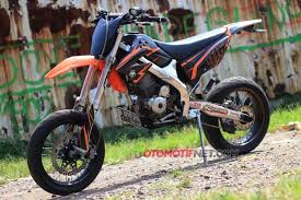 Decal kawasaki klx 150 hitam motif troy racing v1 warna merah via prostiker.com. Akibat Icip Icip Motor Teman Modifikasi Kawasaki Klx 150l Ini Jadi Lebih Maksimal Gridoto Com