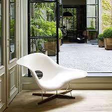 Fabriquée à 100% dans le département de l'aube avec du bois de hêtre issu de forêts françaises gérées durablement. La Chaise By Charles And Ray Eames For Vitra Design Market