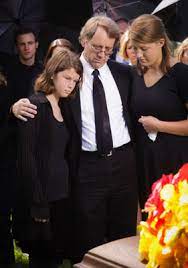 What to do for a graveside service. What To Do Say And Wear At Funerals Dummies