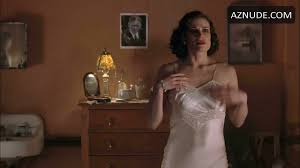 Idina Menzel Butt naked scene in Ask The Dust - UPSKIRT.TV