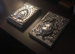 OC] My Grimoire Noir and Grimoire Weiss props! : rnier