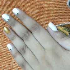This manicure, shared by instagram user. Simple White Gold Accent Nail Art On Short Nails