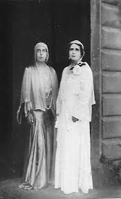 Victoria Melita With Her Sister Queen Marie Of Romania Queen Victoria Family European Royalty Victoria Kids