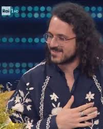 L'idea era che se non ti interessa del giudizio degli altri puoi arrivare  dove vuoi, perfino ballare come un cretino sul palco più importante della  televisione. Fatemi ringraziare un po' di persone,