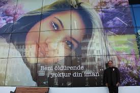 Şenay aybüke yalçın'ın babası sadık, annesi zehra, kardeşi 18 yaşındaki atıf aybars, babaannesi şanal ve amcaları ertuğrul ve fatih yalçın, taziyeleri kabul etti. Batman Da Sehit Ogretmen Senay Aybuke Nin Isminin Verildigi Kutuphane Acildi Batman Haberleri