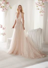 Gli abiti da sposa in pizzo sono sicuramente tra i più amati dalle future sposegrazie alle sue trame preziose, raffinate e sensuali. Stupendo Modello Scivolato Nei Toni Del Rosa Tenue In Tulle Pizzo Chantilly Ed Applicazioni R Abiti Da Sposa Semplici Abito Da Sposa A Trapezio Abiti Da Sposa