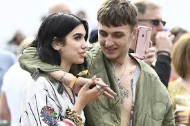 Born in london on august 22, 1995, she is the daughter of albanian rock artist dukagjin lipa. 9 Potret Dua Lipa Anwar Hadid Belum Nikah Tapi Tinggal Bareng