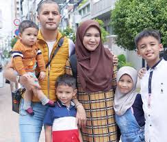 Ahmadi isa namanya adalah abu ishaq ibrahim bin adham. Bangganya Dato Aliff Dan Datin Shahida Ada Anak Seperti Ammar Berita Kopak Media