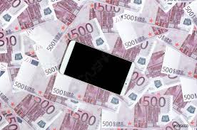 Befürworter der abschaffung hoffen, dass dadurch terrorfinanzierung und. Purpurrote 500 Euro Scheine Und Ein Smartphone Mit Schwarzem Bildschirmkopierplatz Foto Vorratig Crushpixel