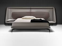 Ein Bett Von Aston Martin Die Mobelkollektion Des Britischen Automobilherstellers Besticht Durch Weiche Kurven Sowi Bett Mobel Luxusschlafzimmer Kopfteil Bett