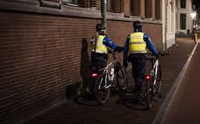 Politiek , militair een verbod om zich op straat te begeven na een zekere tijd voorbeeld: Zgpqr Jycb6nwm