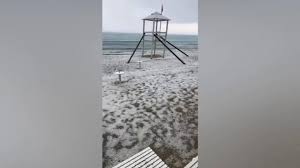 Grandinata su Gallipoli e la spiaggia diventa una distesa di ghiaccio:  ancora maltempo sul Salento