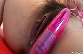 Jeune amatrice se masturbe avec ses sextoys. Mince Asiatique Princesse Rui Natsukawa Se Masturbe Avec Des Jouets Sexuels