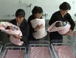 Toutes les réponses à vos questions concernant la grossesse en cette période de crise du coronavirus, avec toutes ses mesures d'interdiction prise par les maternités et hôpitaux qui perturbe les femmes enceintes. Chine Une Femme De 98 Ans Donne Naissance A Des Triples En Pleine Sante Elle N En Garde Qu Un