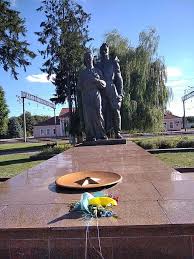 Розташований на заході області, на лівому березі річки збруча (притока дністра) за 69 кілометрів від хмельницького. File Memorialnij Kompleks Bratska Mogila Radyanskih Voyiniv Vul Muzejna 9 M Volochisk Jpg Wikimedia Commons