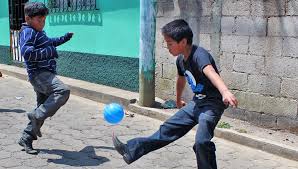 ¿quieres enseñar a tu hijo cómo se juega al escondite, a saltar la comba o al juego del pañuelo? 10 Juegos Tradicionales De Guatemala Son Destacados Por Lifeder