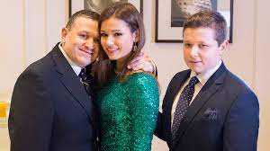 Bogi egy fekete testhez simuló, mély dekoltázsú ruhát öltött magára, amiből formás idomai is alaposan szemügyre vehetőek. Galambos Boglarka Volt Hogy Alomba Sirtuk Magunkat Apaek Nelkul 24 Hu