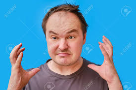 Retrato De Un Hombre Adulto Enfurecido Con Una Apariencia Desaliñada, Fondo  De Estudio Azul Fotos, retratos, imágenes y fotografía de archivo libres de  derecho. Image 180608946