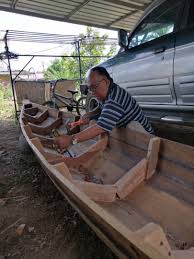 Merah cangkul dan garpu terbuat dari besi , dapat digunakan untuk menggali tanah dan bercocok tanam gagang terbuat dari kayu. Perahu Golek Makin Pupus Ditelan Zaman Utusan Digital